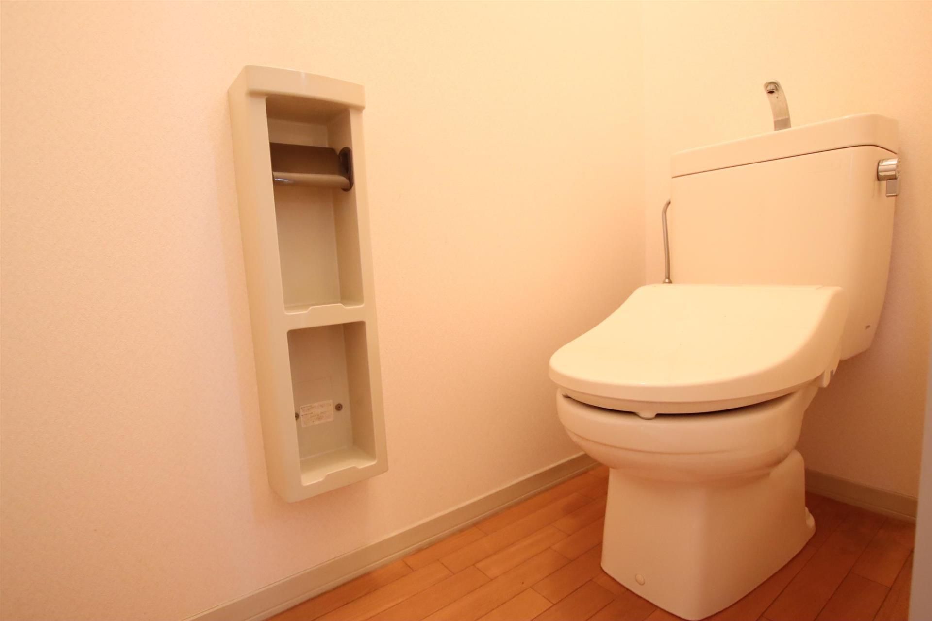 トイレ　嬉しい温水洗浄便座付き♪