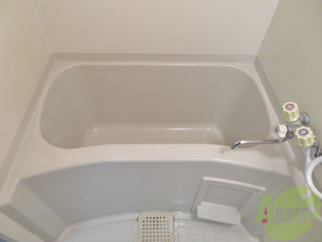 バス・シャワールーム　バスルームは狭すぎず、シャワーも浴びやすそうです。