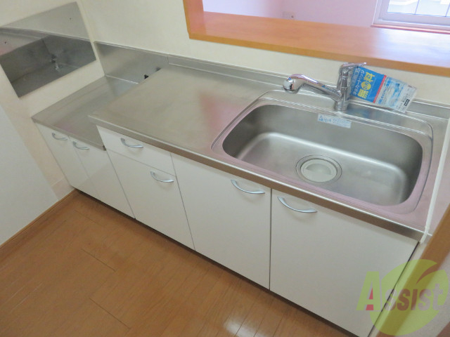 キッチン　キッチンは広いので、料理するのが楽しくなりそうですね