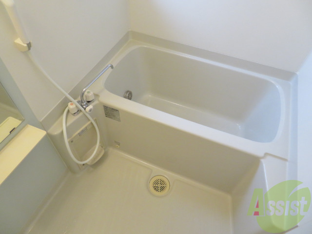 バス・シャワールーム　お風呂はこんな感じです。シンプルで使いやすそうです。