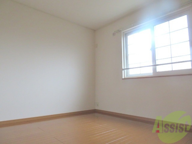 その他部屋・スペース　寝室はベッドを置いてもスペースに余裕がありそうです。