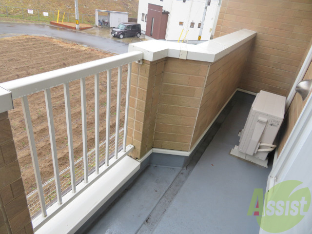 バルコニー　ベランダはこんな感じです。外に布団や洗濯が干せそうです。