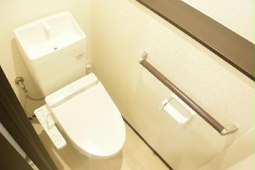 トイレ　シックなデザインで落ち着けます♪