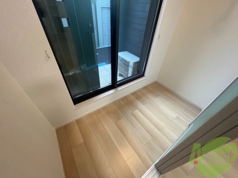 バルコニー　サンルームは洗濯物を干すのに十分な広さがありますね。