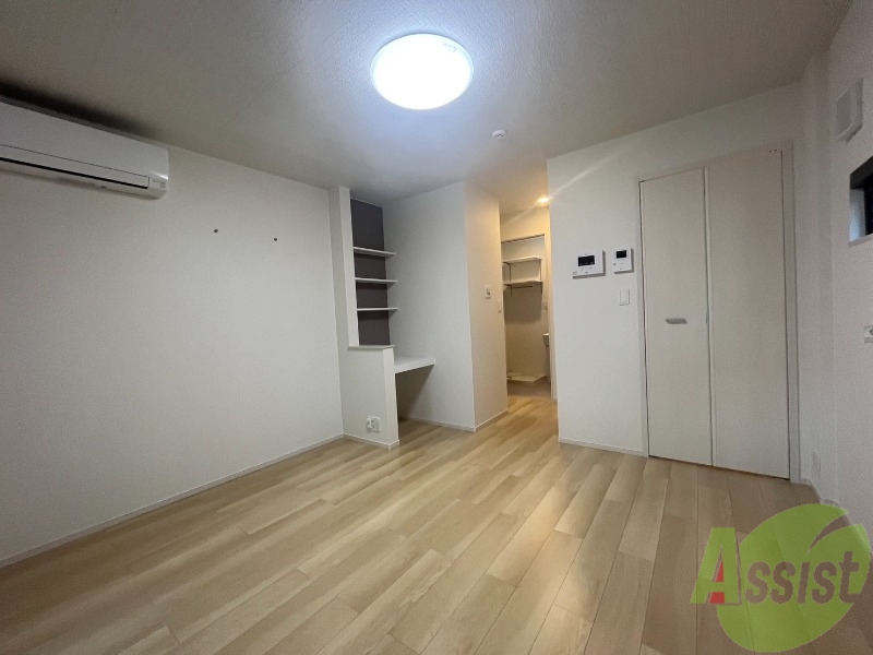 居室・リビング　９．８帖の洋室です。生活のメインとなる部屋ですね。