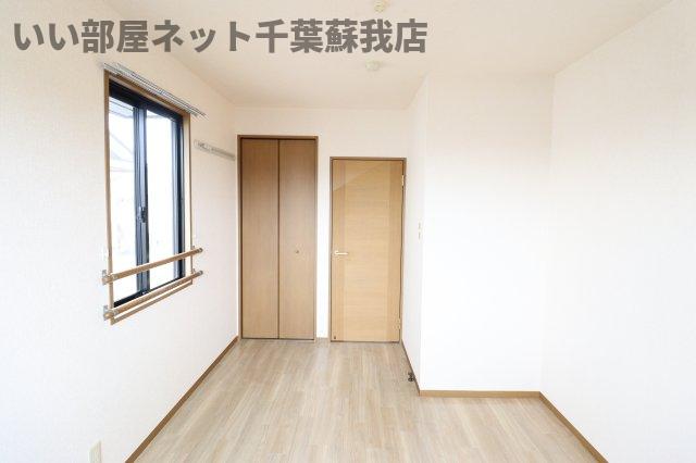 その他部屋・スペース　落ち着いた色調の寝室です