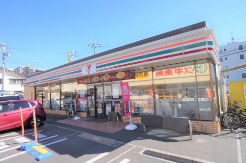 コンビニ　セブンイレブン（コンビニ）まで738m