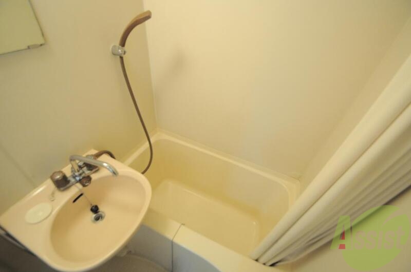 バス・シャワールーム　おトイレと一緒ですが、シャワー派の人にはぴったりですね♪