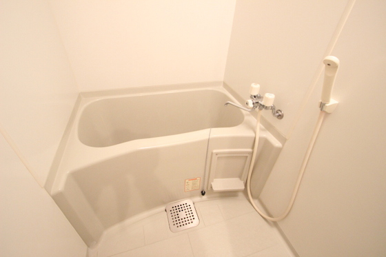 バス・シャワールーム　写真は別の部屋のものです。間取りが反転している場合があります