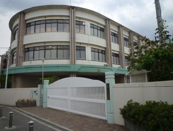 小学校　大阪市立三軒家西小学校（小学校）まで182m
