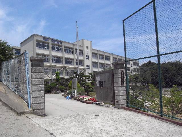 中学校　神戸市立伊川谷中学校（中学校）まで859m