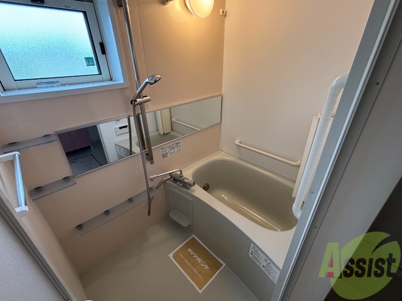 バス・シャワールーム　浴室はシンプルなデザインで、追い焚き機能付きです。