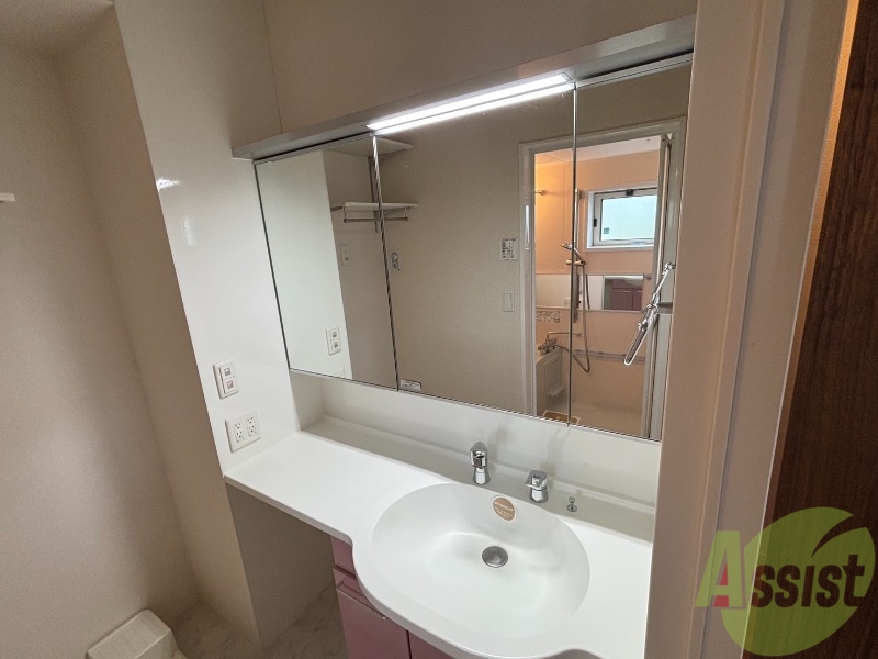 洗面設備　広々とした洗面台に、沢山の収納ができそうです。