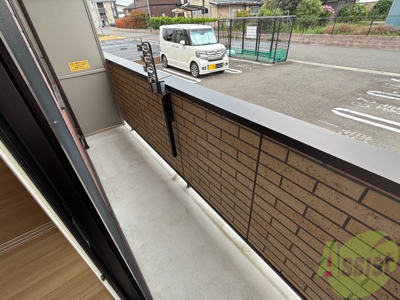 バルコニー　バルコニーは洗濯物を干すのに十分な広さがあります。