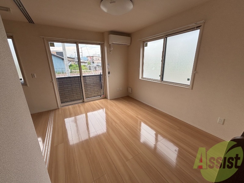 居室・リビング　９．６帖のＬＤＫで広々としています。家具が置けそうですね。