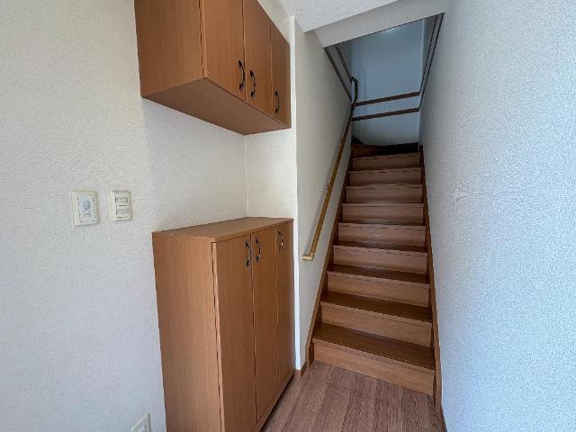 玄関　下駄箱・階段