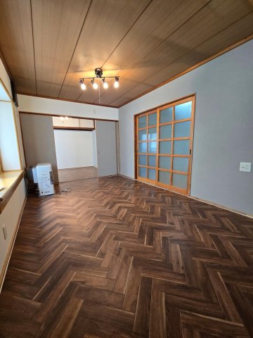 居室・リビング　広々リビング、隣の部屋と繋げられます