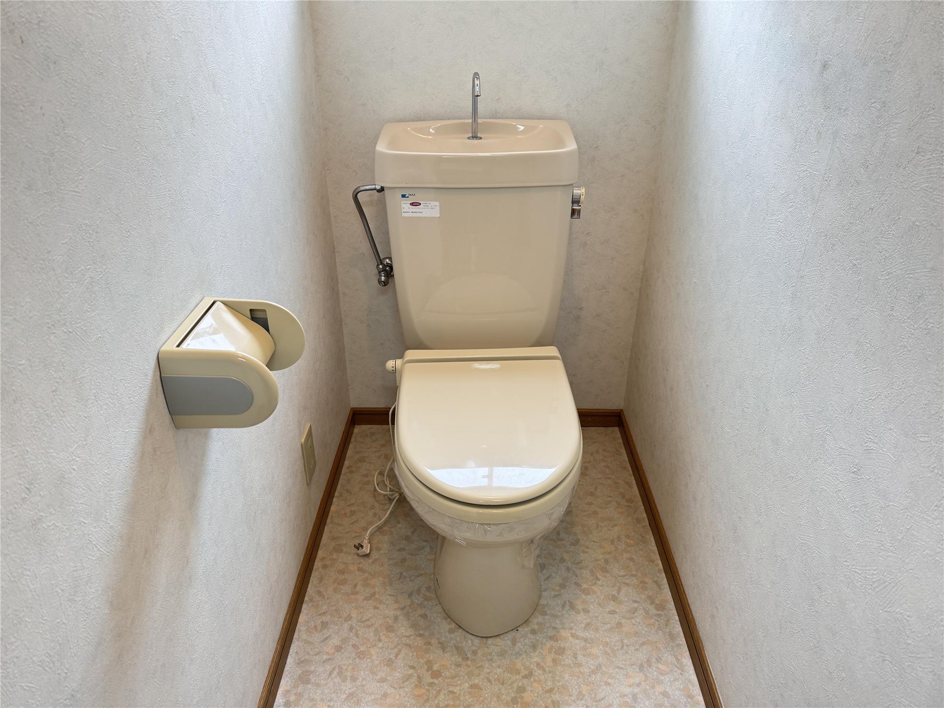 トイレ　タオルハンガー付き！窓も有り換気もできます☆