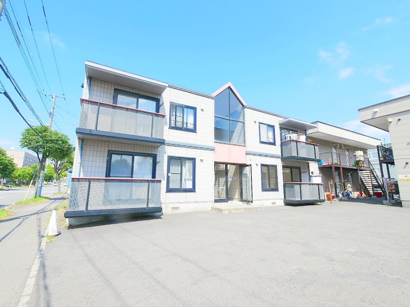 建物外観　閑静な住宅地に建つ、広々としたお部屋です♪