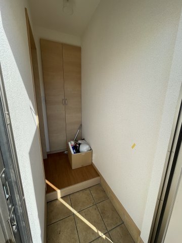 玄関　※同型タイプ別棟の写真です。