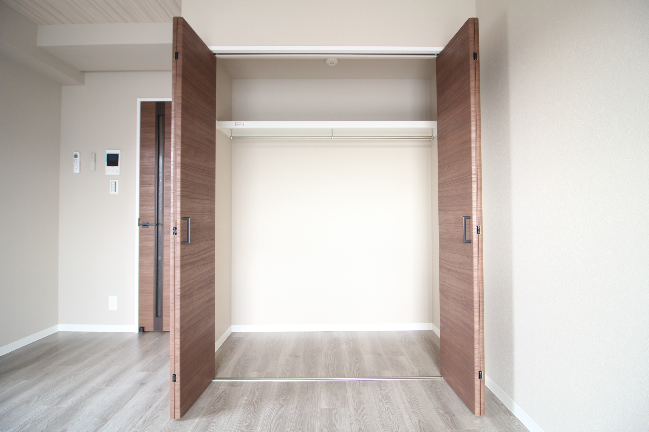 収納　ハンガー収納と棚収納に分かれた、使い勝手の良いクローゼット♪