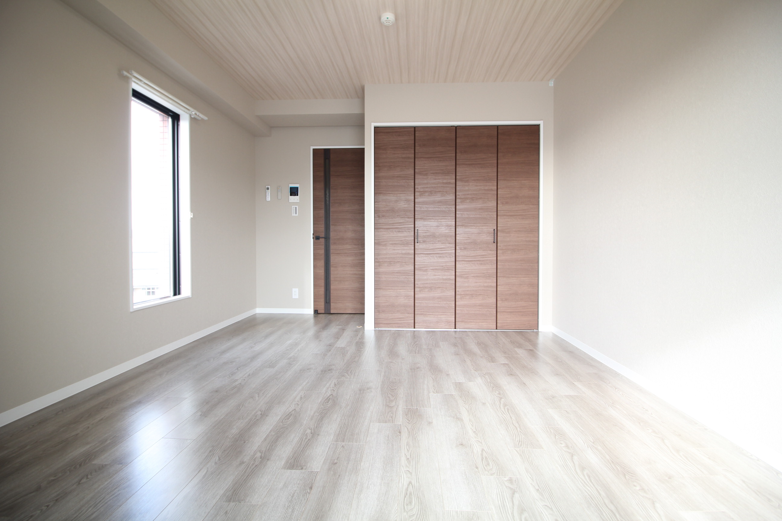 居室・リビング　木目調のシンプルな居室♪