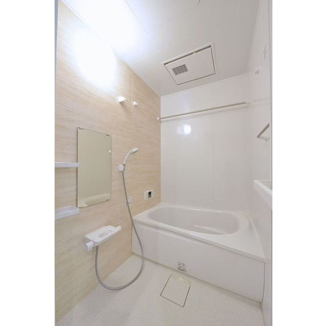 バス・シャワールーム　浴室乾燥機・追い焚き付き♪