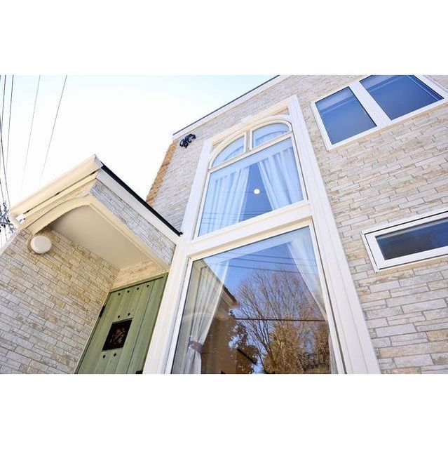 エントランス　大きなＦＩＸ窓が特徴です♪