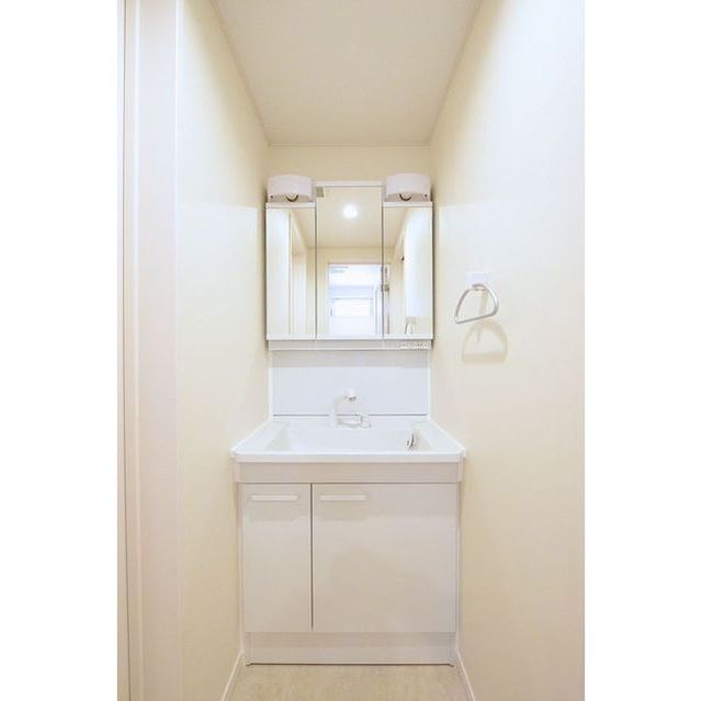 洗面設備　３面鏡でセットしやすい独立洗面台♪