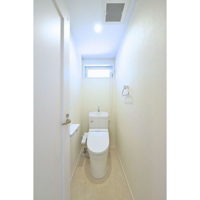 トイレ　窓付きの明るいトイレです♪