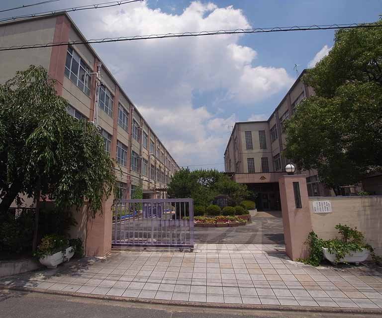 小学校　朱雀第八小学校（小学校）まで270m