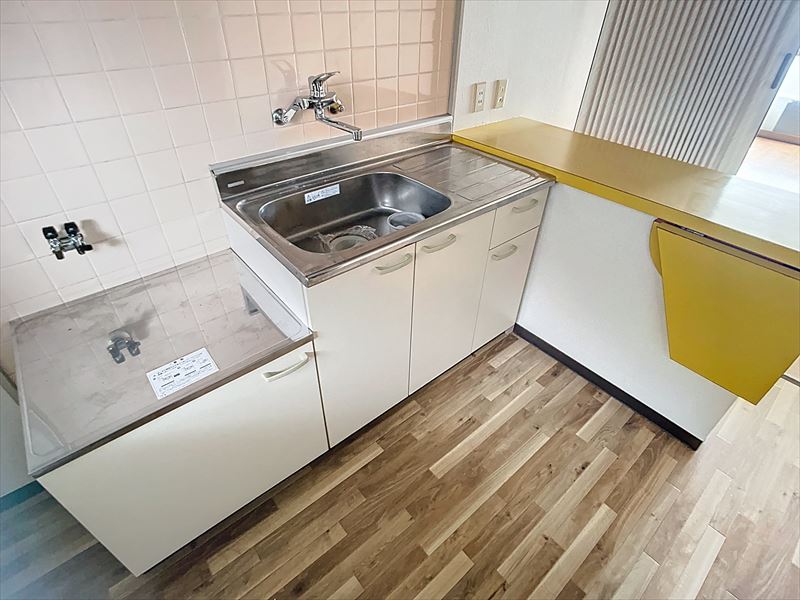 キッチン　※内観写真は別号室のものです。