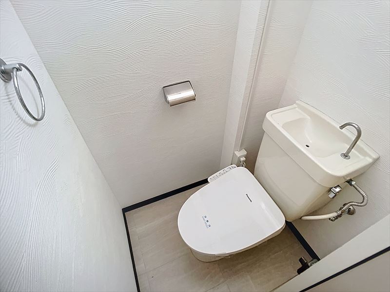 トイレ　※内観写真は別号室のものです。