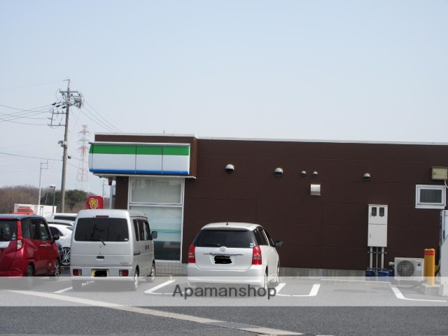 コンビニ　ファミリーマート（コンビニ）まで400m