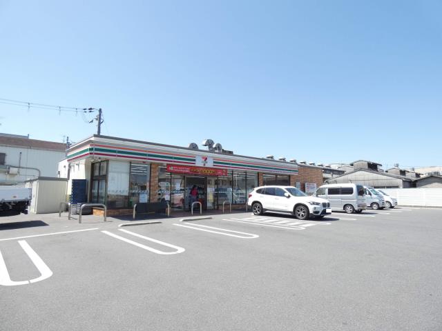 コンビニ　セブンイレブン（コンビニ）まで374m