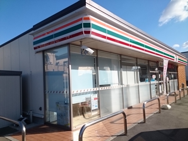 コンビニ　セブンイレブン様（コンビニ）まで220m