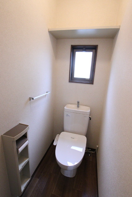 トイレ　窓がついているので空気の入れ替えができますね♪