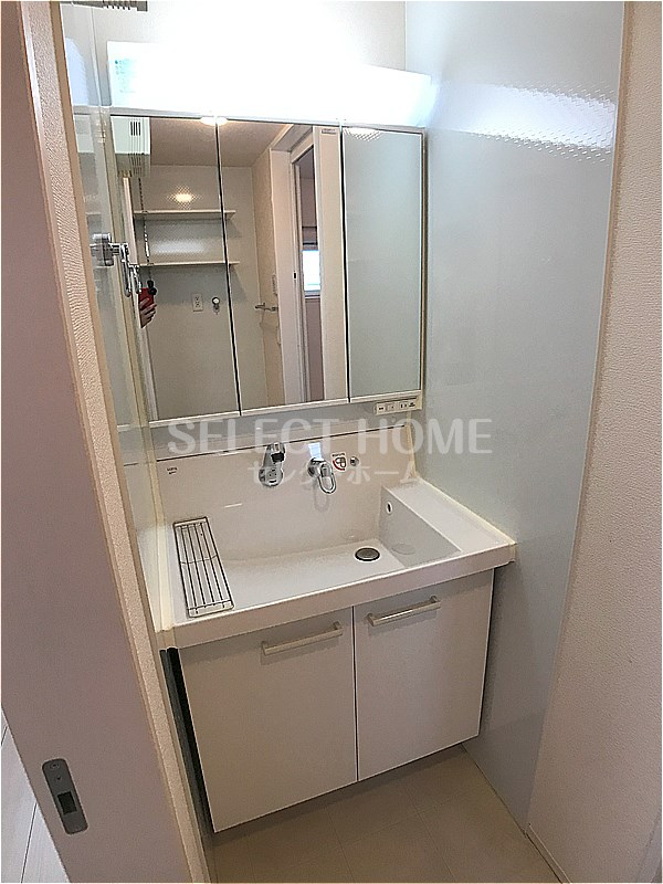 洗面設備　独立洗面化粧台が付いています