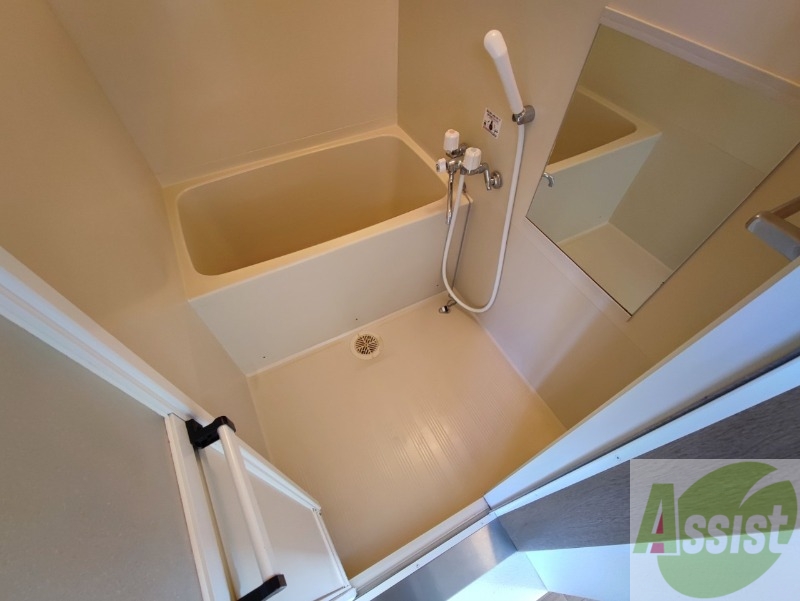 バス・シャワールーム　広々したお風呂で快適にくつろげそうです。