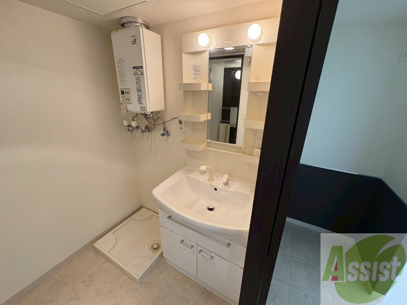 洗面設備　シャンプードレッサー。身支度はここでばっちりですね。