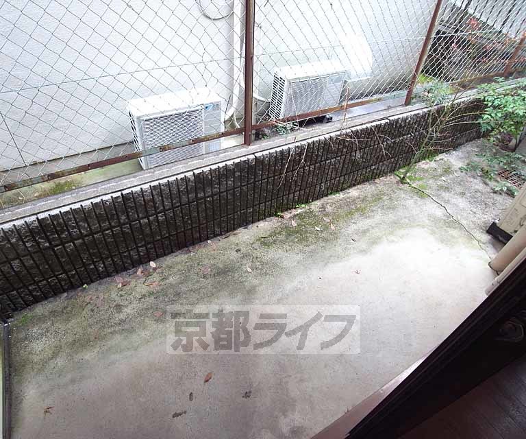 バルコニー　物も置けそうですね。