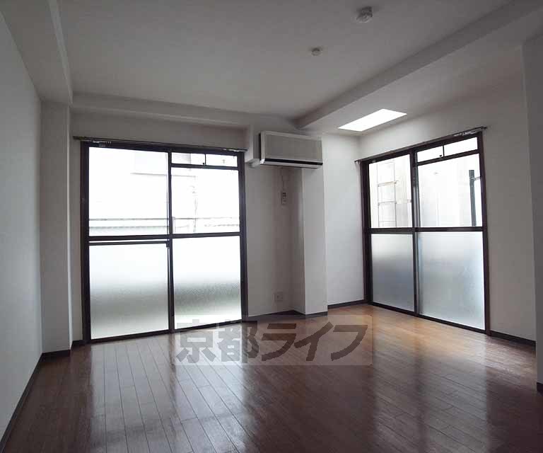 居室・リビング　２面採光ですね。