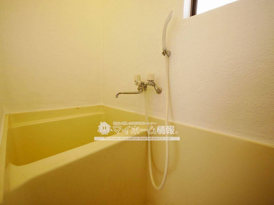 バス・シャワールーム　明るい色調のバスルーム