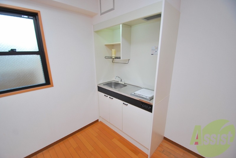 キッチン　１口ＩＨキッチンでまな板をおけるスペースがあるのが魅力です。