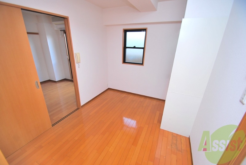 居室・リビング　ピカピカのフローリングで大きい窓で採光もしっかり取れて