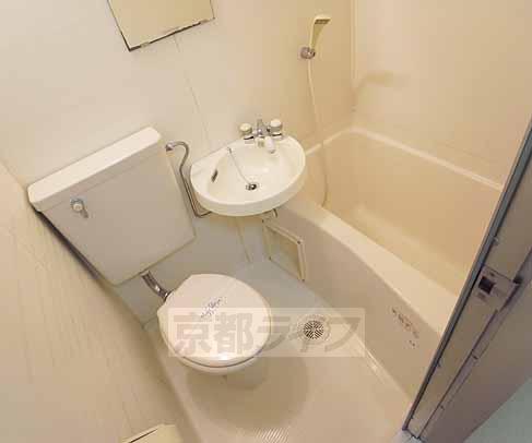 バス・シャワールーム　すっきりしたユニットバスです。