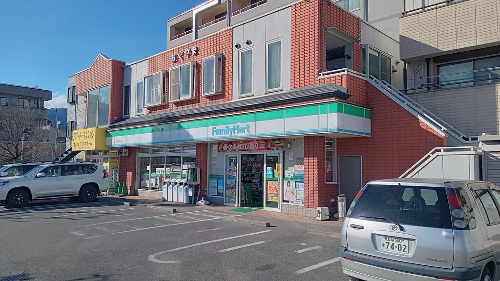 コンビニ　ファミリーマート山梨市駅前店（コンビニ）まで558m