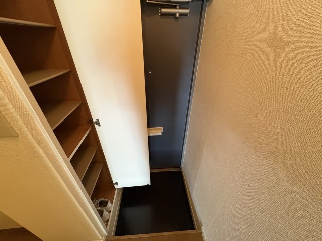 玄関　背の高いシューズボックス。たっぷり収納できます。