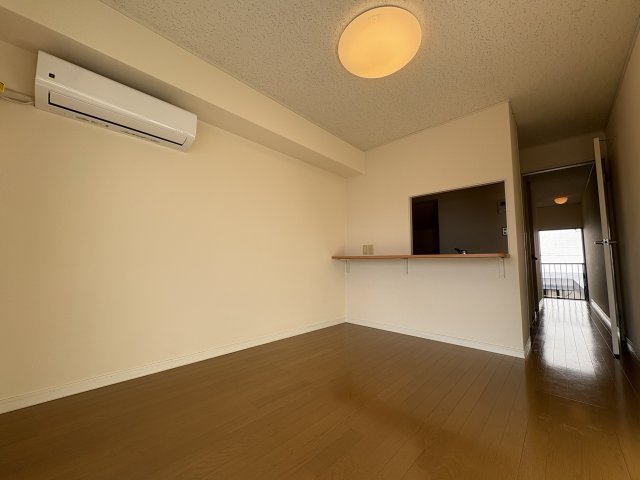 居室・リビング　コンパクトなリビングでシンプルに使える設計です。暮らしに必要