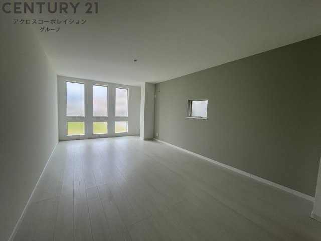 居室・リビング　床色が明るい色合いで、とてもきれいです。